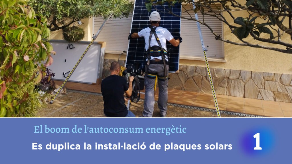 Instaladores de Experta Solar instalando placas