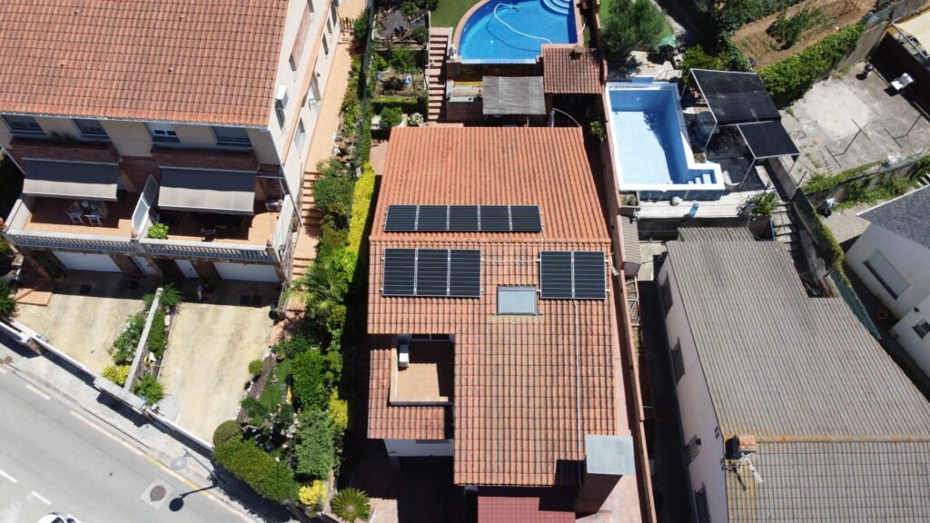 Disseny de 10 panells solars a una teulada
