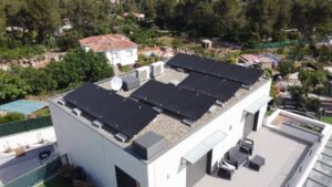 18 placas solares instaladas en el tejado de una vivienda unifamiliar en Olesa de Bonesvalls
