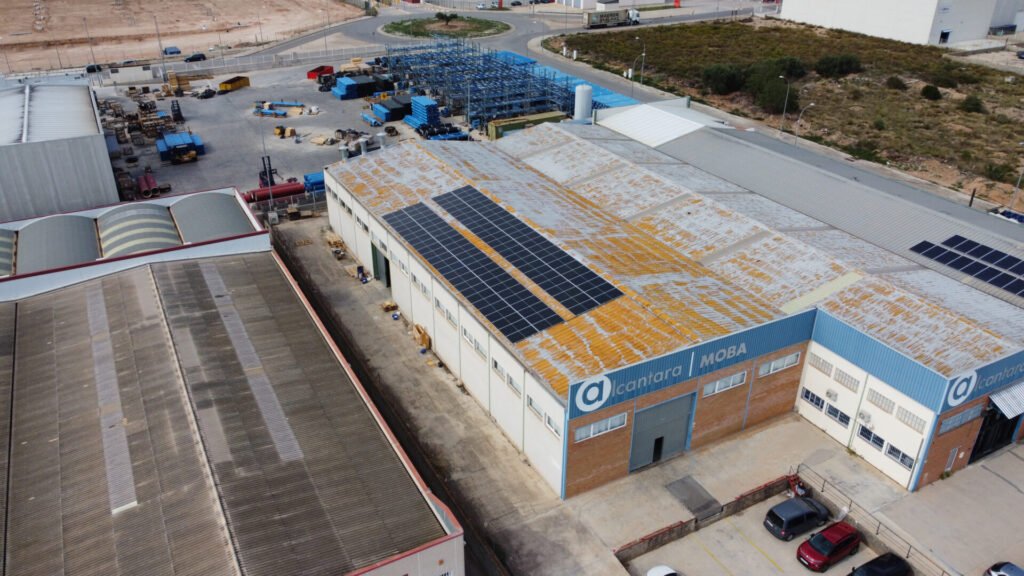 Instalación industrial de paneles solares en Tarragona